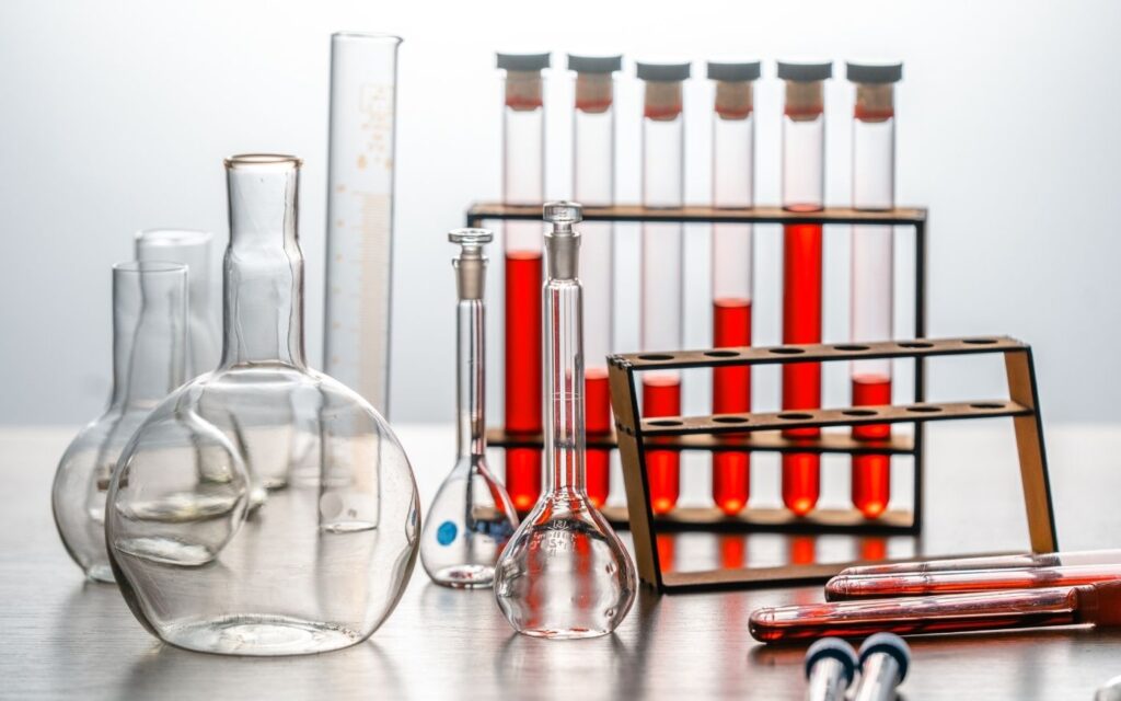 Reagenzgläser und Laborgefäße – Symbol für Hormone, Stoffwechsel und Ausgleich bei Hashimoto.