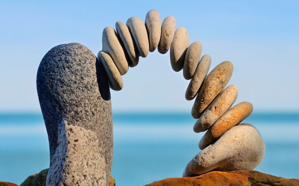 Steinbogen am Meer – Symbol für Verbindung von Körper und Seele, emotionale Themen, Stress und Trauma bei Hashimoto.