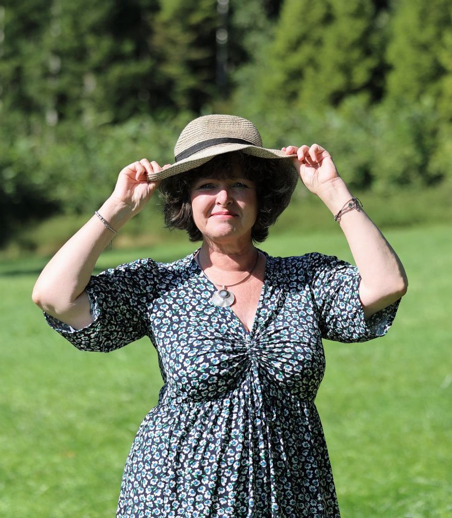 Manuela Glas setzt den Hut auf - Symbol für neue Kraft, Standhaftigkeit und das Leben wieder in die Hand nehmen