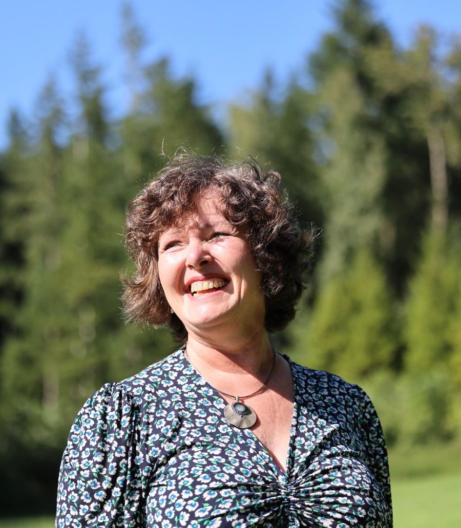 Manuela Glas lacht im Sonnenschein - Ausdruck von Lebensfreude, Zuversicht und Leichtigkeit