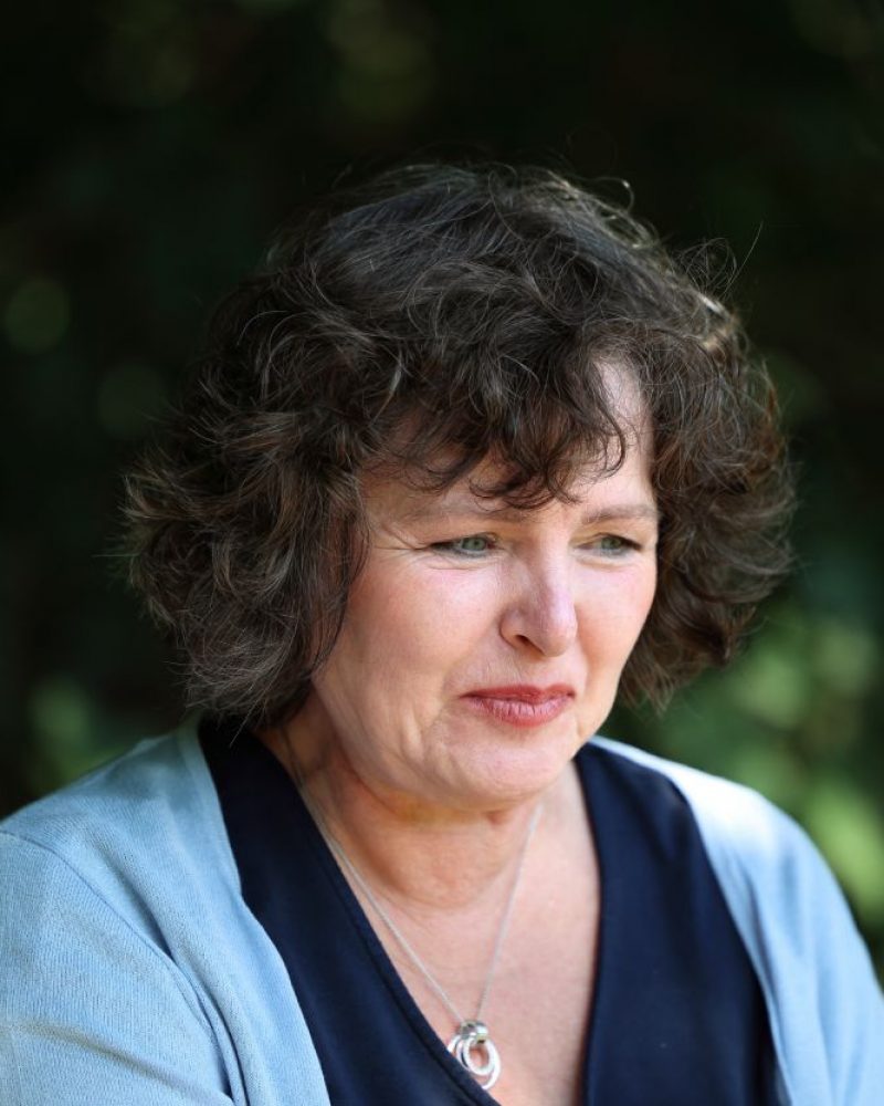 Manuela Glas in nachdenklicher Haltung - beruflicher Hintergrund, Kompetenz und eigene Erfahrung